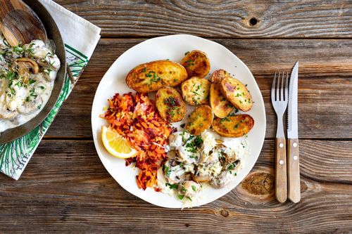Rahmchampignons mit Käse mit Ofenkartoffeln und Karottensalat