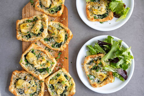 Artischocken-Käse-Tartes mit gemischtem Salat