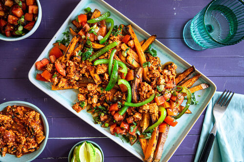 <650kcal: Süßkartoffeln mit Tofu-„Hacksauce“ Loaded-Fries-Style mit süßer Tomatensalsa