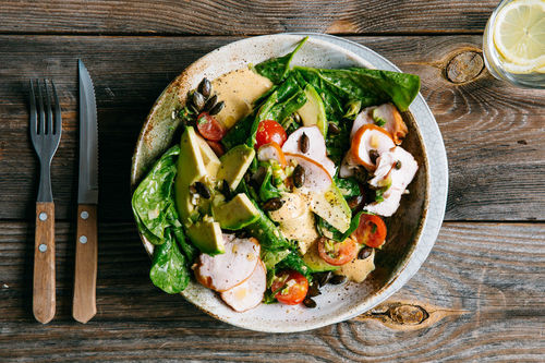 Zartes Hähnchenbrustfilet auf Curry-Spinatsalat mit Avocado