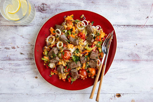 Rindfleisch-Zwiebel-Pfanne mit Rote-Linsen-Gemüse-Salat