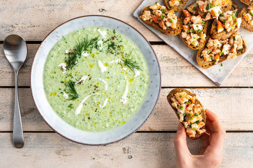 Kalte Gurken-Limetten-Suppe mit knusprigen Garnelen-Crostini