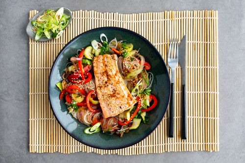 Teriyaki-Lachs mit Sesam auf buntem Glasnudel-Gemüse