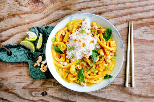 Kokos-Süßkartoffel-Curry mit Aprikosen und Cashews