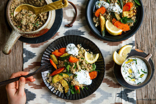 Bulgur-Linsen-Pilaw mit Ofengemüse und Joghurtsauce