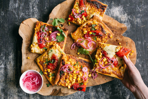 Würzige BBQ-Pizza mit gegrillter Paprika und Mais