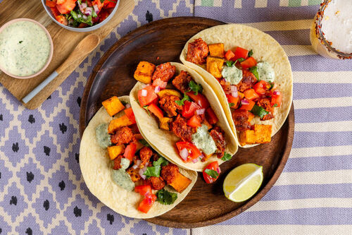 Chorizo-Tacos Tex-Mex-Style mit Süßkartoffel, Tomatensalsa & Joghurtsauce