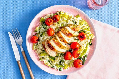 V2: Basilikum-Bio-Hähnchen auf Risotto mit Lauch und gebratenen Kirschtomaten