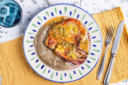 Kotelett in Zitronen-Kapern-Sauce mit gebratenem Chicorée auf Auberginenpüree