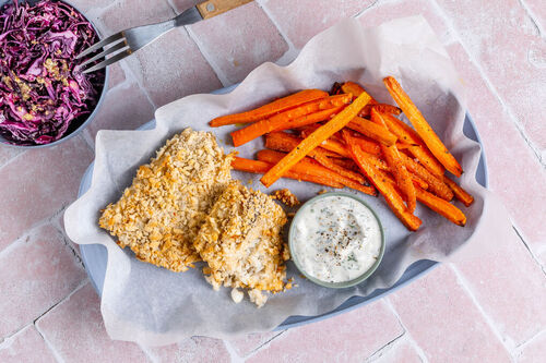 Fish ’n’ Chips mit Karottenpommes dazu Rotkohl-Slaw und Kapern-Dill-Dip