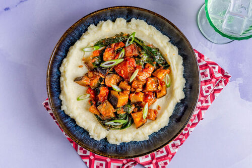 Auberginenragout mit Gochujang auf cremigem Blumenkohlpüree