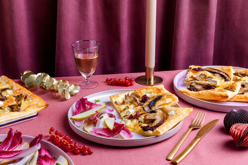 Vegetarische Portobello-Brie-Tartes mit Cranberrychutney & Chicorée-Birnen-Salat
