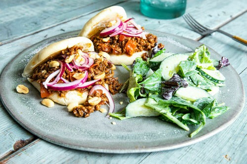 Hefebrötchen mit veganem Hack dazu Salat mit cremigem Korianderdressing
