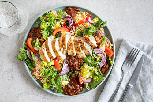 Hähnchen auf Quinoasalat mit pikantem Limetten-Chipotle-Dressing