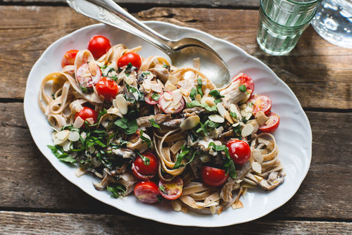 Cremige Vollkornpasta mit gemischten Pilzen
