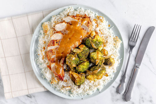 Hähnchen mit Mangosauce und Brokkoli auf duftendem Basmatireis