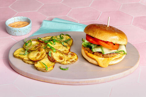 Chicken Burger vegan mit Ofenkartoffeln und Sriracha-Mayo