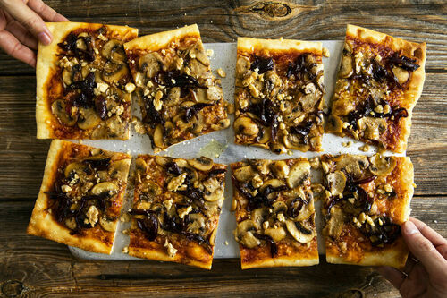 Getrüffelte Champignonpizza mit karamellisierten Zwiebeln und Walnüssen