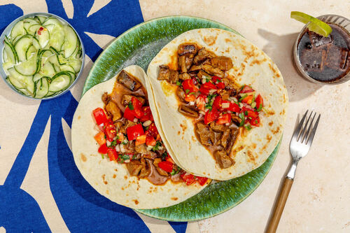 Carnitas vom Schwein mit Tomatensalsa auf warmen Tortillas