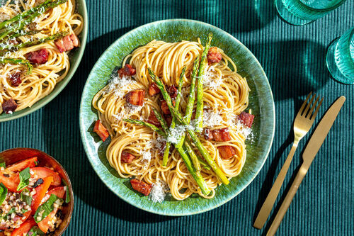Pasta Carbonara mit grünem Spargel dazu Tomatensalat mit schwarzem Knoblauch