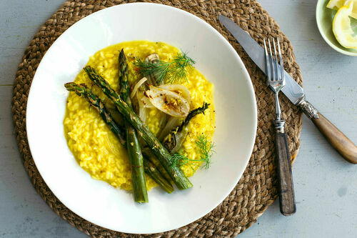 Spargel-Fenchel-Risotto mit Safran und Zitrone