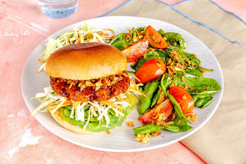 Veganer Teriyaki-Burger mit Röstzwiebeln und Tomaten-Spinat-Salat