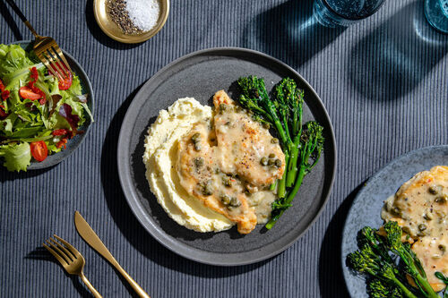 Hähnchen-Piccata mit Brokkolini dazu cremige Stampfkartoffeln und Salat