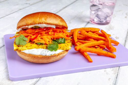 Tandoori-Burger mit Grillkäse dazu gebackene Curry-Karotten