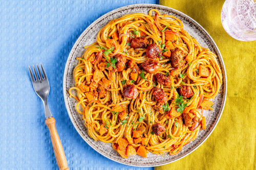 V2: Herzhafte „Chorizo“-Pfanne vegan mit Vollkornpasta, buntem Gemüse & Petersilie