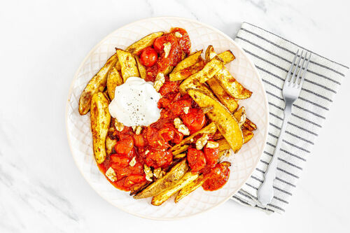 Cajun-Kartoffeln mit Sardellensauce garniert mit saurer Sahne und Walnüssen