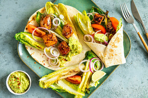 Schnelle Hähnchen-Wraps mit gebratenem Salat und Guacamole