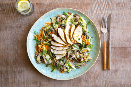 Kokos-Hähnchen-Salat mit Sobanudeln und Pak Choi
