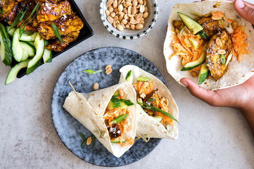 Teriyaki-Hähnchen-Wrap mit Karottensalat und Erdnüssen