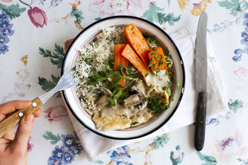 Schnelles Hähnchen-Stroganoff mit Champignons und Karotten