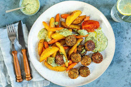 Falafeln und Gemüse aus dem Ofen mit Kreuzkümmel und cremigem Kräuterdip