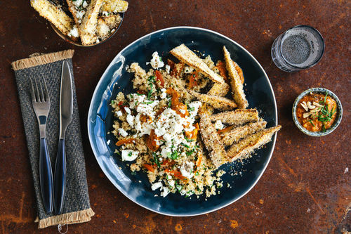 Knusprige Auberginen und Feta mit Dattel-Couscous und Romescosauce