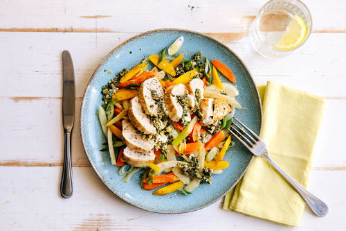 Hähnchen mit Cashew-Gremolata und buntem Fenchel-Karotten-Salat