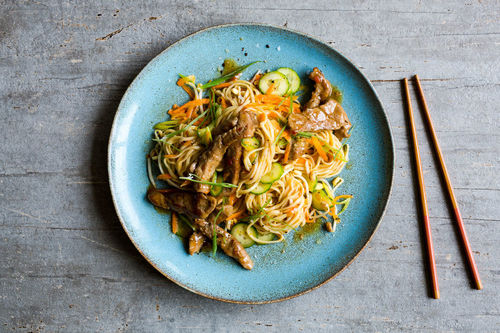 Pikant-süßer Asia-Nudelsalat mit Schweinegeschnetzeltem und Gurke