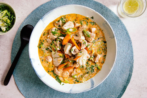 Thai-Fischsuppe mit Seelachs und viel frischem Gemüse