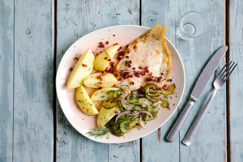 Schollenfilet Finkenwerder Art mit Schmorgurke und Salzkartoffeln