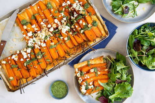 Karotten-Feta-Flammkuchen mit Walnusspesto, dazu Salat