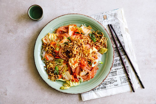 Frischer Kimchi-Glasnudelsalat mit gebratenem Räuchertofu