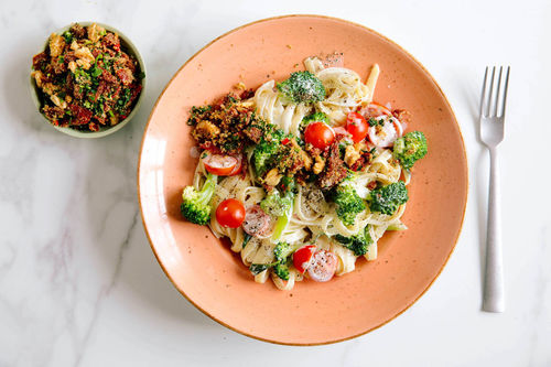 Brokkoli-Sauerampfer-Pasta mit Tomaten und Walnuss-Gremolata