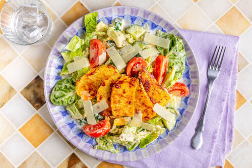 Low Carb: Knollensellerie Buffalo-Style auf Gurken-Tomaten-Salat mit Dressing & Käse