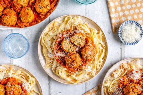 XXL: Saftige Hackbällchen auf Pasta dazu Tomatensauce mit verstecktem Gemüse