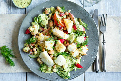 Kabeljau mit Salsa verde auf Bohnensalat mit Gurke und Radieschen