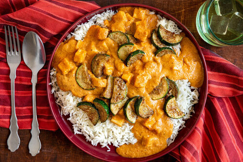Sahniges Zucchini-Paneer-Curry mit Cashews und Basmatireis