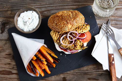 Zitroniger Hähnchenburger mit Karotten-Pommes und Estragondip