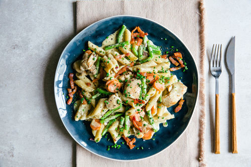 Hähnchen-Penne mit Speck in cremiger Sauce mit grünen Bohnen