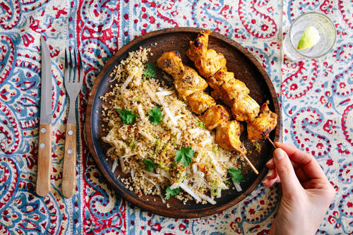 Indische Masala-Hähnchenspieße mit Kohlrabi-Quinoa und Koriander